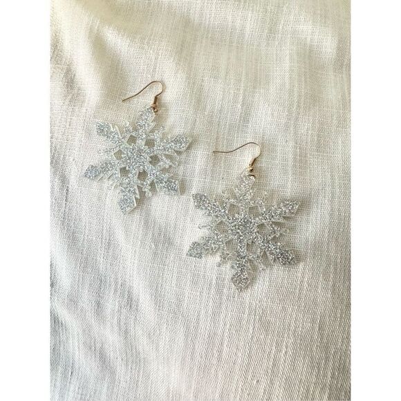 No Brand Jewelry - Silver Dangle sparkle snow flake holiday/ Christmas earrings